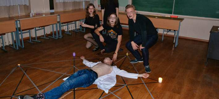 Ρωσία: Μαθητές «διασκέδαζαν» δίπλα σε σύριγγες, κεφάλι χοίρου και πεντάλφα (βίντεο)